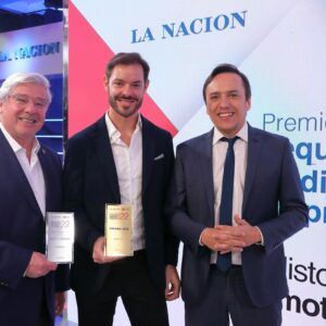 Ganador Premio Oro - Orlando Travi (FAEN S.A.), Leandro Completa (FAEN S.A.) y José del Rio (LA NACION)