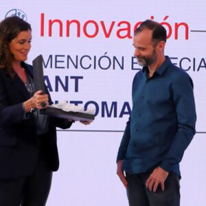 Mención Innovacion - María Julia Bearzi (Endeavor Argentina) y Marcelo Michalek (ANT AUTOMATION)