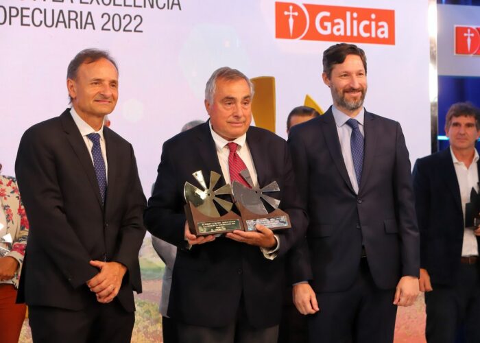 Premio Oro, Fabian Kon (Gerente General de Banco Galicia), Ricardo Yapur (Rizobacter,CEO) y Francisco Seghezzo (LA NACION)